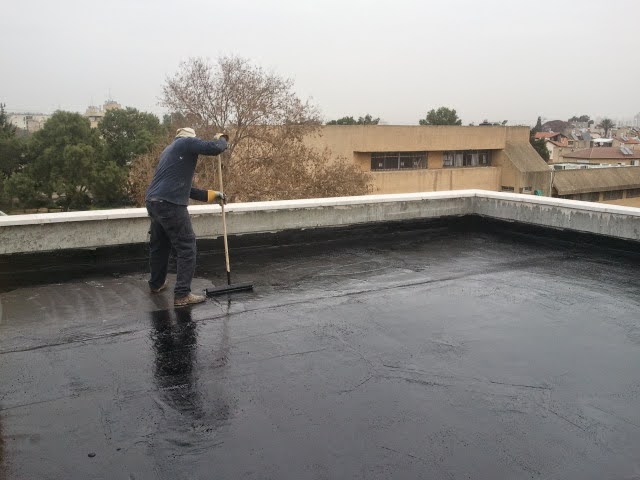 איתור נזילות בגג